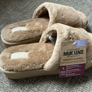 NWT, women’s Muk Luks slippers, size large 9-10.